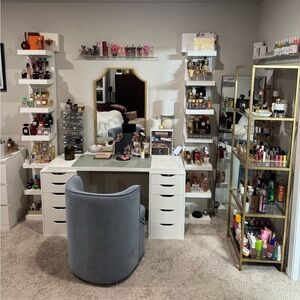 Welcome to my happy place ♥️ Watch my closet for new adds!